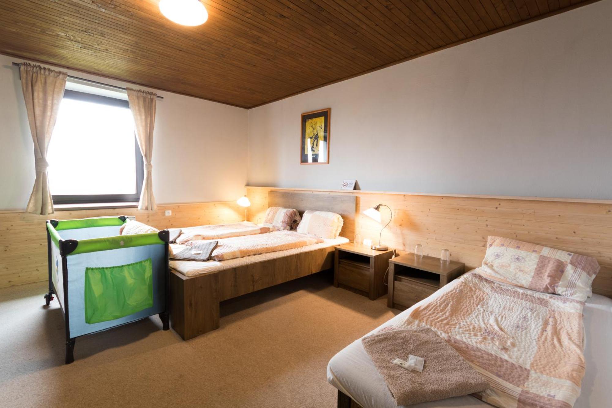 Hotel Vyhlidka Йилемнице Экстерьер фото